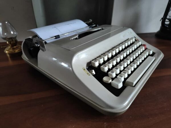 Underwood 319- Fully Functional Typewriter