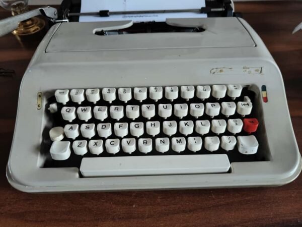 Underwood 319- Fully Functional Typewriter - Image 2